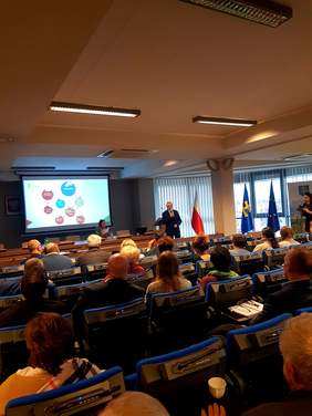 Pokaż zdjęcie: Dyrektor Andrzej Michalski prowadzi prelekcję