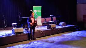 Pokaż zdjęcie: Instrumentalista z Fundacji Promocji Zdrowia