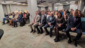 Pokaż zdjęcie: Duża sala konferencyjna. Na sali w rządach siedzą uczestnicy wydarzenia.