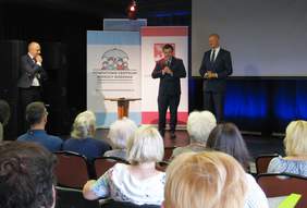 Pokaż zdjęcie: Od lewej: Dyrektor Powiatowego Centrum Pomocy Rodzinie w Nowym Dworze Mazowieckim Marek Rączka, Dyrektor Mazowieckiego Centrum Polityki Społecznej Artur Pozorek oraz Starosta Nowodworski Paweł Calak