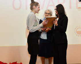 Pokaż zdjęcie: Dorota Habich oraz Anna Wilmowska-Pietruszyńska wręczają nagrodę.