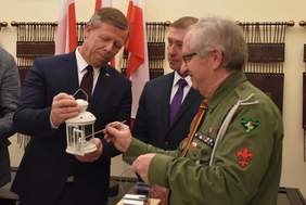 Pokaż zdjęcie: Przekazanie światełka betlejemskiego przez harcerzy ZHP