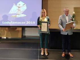 Pokaż zdjęcie: W imieniu Moniki Meleń wyróżnienie odebrała Joanna Kołdras - przedstawiciel Małopolskiego Oddziału PFRON