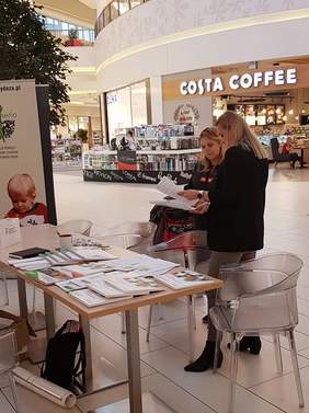 Pokaż zdjęcie: Stoisko informacyjne Oddziału Małopolskiego PFRON w Galerii Bronowice