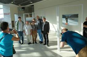 Pokaż zdjęcie: Bohaterowie zdjęć prezentowanych na wystawie podczas wernisażu