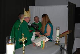 Biskup Jan Wątroba wręcza Urszuli Rymut statuetkę