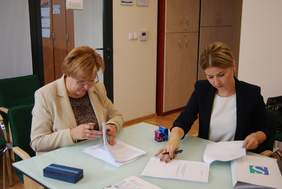 Pokaż zdjęcie: Marta Mordarska, Dyrektor Małopolskiego Oddziału PFRON oraz Monika Cyboran-Trzebińska, Prezes Zarządu Fundacji Sustinae