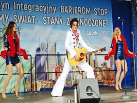 Pokaż zdjęcie: Uczestnicy XV Festynu Integracyjnego „Barierom Stop" w Lisówkach