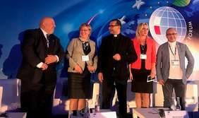 Pokaż zdjęcie: Uczestnicy panelu "Jak pomagać w czasach kryzysu"