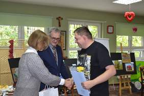 Pokaż zdjęcie: Nagrodę odbiera laureat I miejsca Piotr Kant