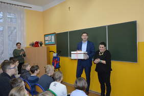 Pokaż zdjęcie: Kluczyki do schodołazu przekazuje pan Konrad Gęsiarz – Starosta Namysłowski. Klucze do urządzenia  odbiera pani Joanna Chmury – Dyrektor Zespołu Szkół Specjalnych.