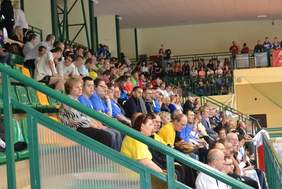 Pokaż zdjęcie: Prawie pełne trybuny hali