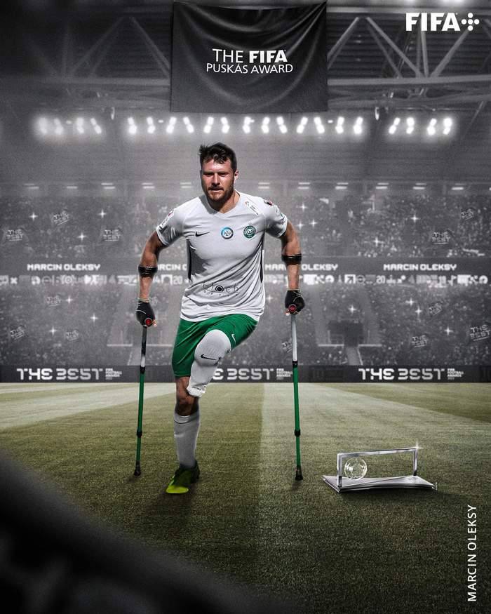 Pokaż zdjęcie: Niepełnosprawny piłkarz na murawie, w tle trybuny, napis FIFA Puskas Award