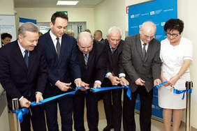 Pokaż zdjęcie: Uroczyste przecięcie wstęgi przez Rektora Uniwersytetu Medycznego oraz przedsatwicieli władz samorządowych