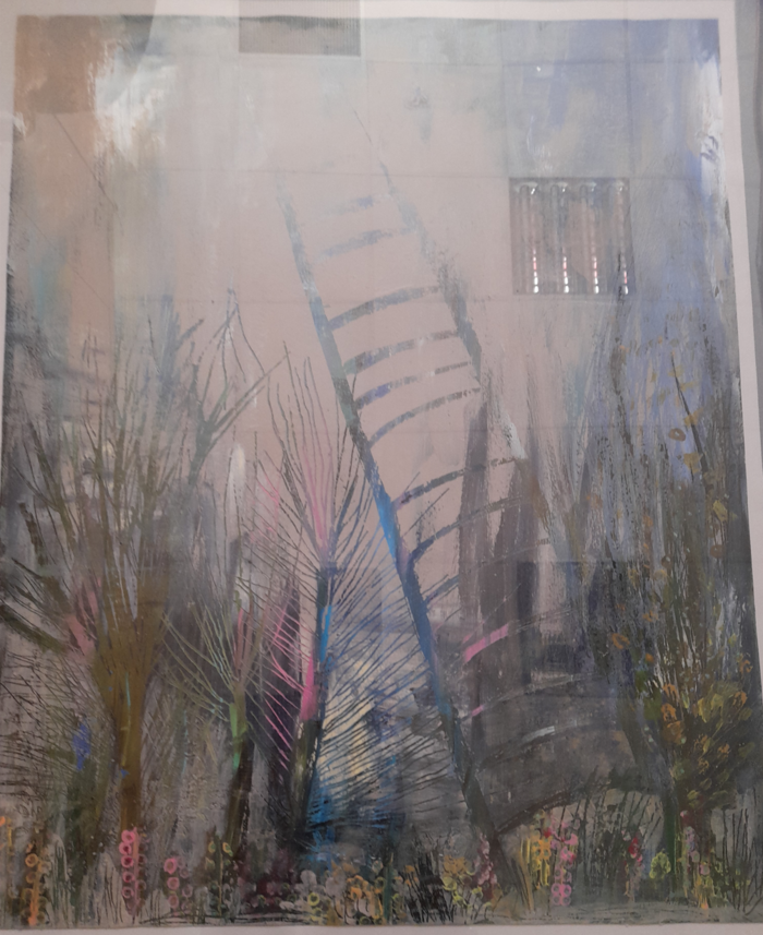 Pokaż zdjęcie: Obraz w szarej tonacji, jak we mgle, widac drabinęi trawy