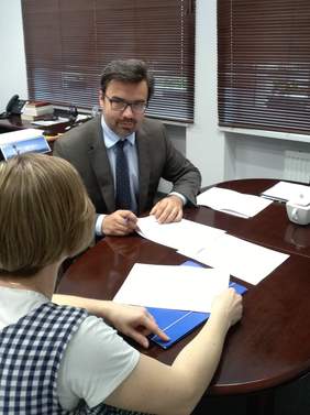 Tomasz Czop Dyrektor Wojewódzkiego Urzędu Pracy w Rzeszowie podpisujący umowę w ramach programu "Partnerstwo ..."