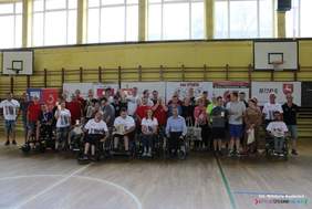 Pokaż zdjęcie: Pamiątkowa fotografia uczestników dni sportu, zdjęcie wykonane w sali gimnastycznej 