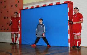 Pokaż zdjęcie: Krakowscy piłkarze z klubu Tyniecka Nie Widzę Przeszkód oraz dzieci i młodzież w Szkole Podstawowej z Oddziałami Integracyjnymi nr 12 im. Janusza Korczaka w Krakowie