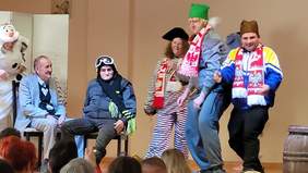 Pokaż zdjęcie: Grupa sześciu artystów przebranych między innymi w szaliki.