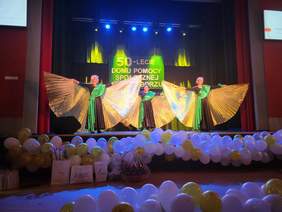 Pokaż zdjęcie: Występy taneczne mieszkańców domu na scenie