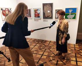 Pokaż zdjęcie: Prezes Fundacji Sztuki Osób Niepełnosprawnych - Helena Maślana udziela wywiadu. 