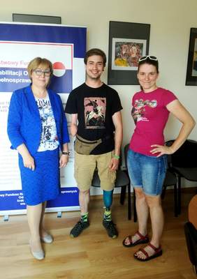od lewej: Marta Mordarska, dyrektor Oddziału Małopolskiego PFRON, Jasiek Mela, prezes Fundacji „Poza Horyzonty”, Weronika Gurdek, wiceprezes zarządu Fundacji „Poza Horyzonty”