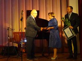 Pokaż zdjęcie: Nagrodę odbiera Prezes Spóldzielni Elsin