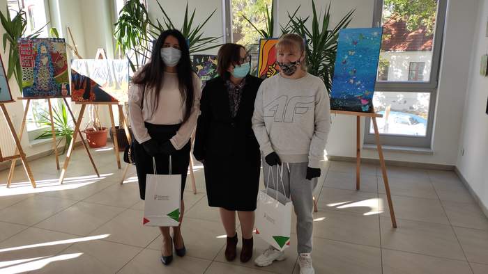 Pokaż zdjęcie: Dyrektor Oddziału Zachodniopomorskiego PFRON - Pani Anna Rąbel z laureatką II miejsca w Kategorii Rzeźba kameralna i płaskorzeźba - Natalia Reut.