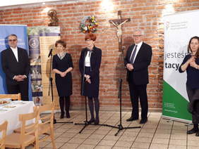 Brefing: od lewej strony - Ks. Stanisław Jurczuk, Marlena Maląg, Elżbieta Rafalska, Krzysztof Michałkiewicz.