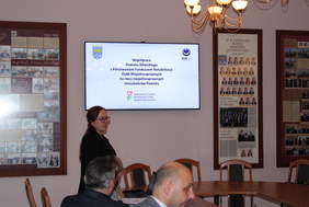 Pokaż zdjęcie: Przedstawienie prezentacji przez pracownika PCPR