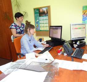 Pokaż zdjęcie: stażysta Kasia Papiernik i opiekun stażysty Jola Redlicka koordynator stanowiska ds. wsparcia i współpracy z pracodawcami