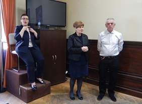 Pokaż zdjęcie: od lewe j: Marta Majda – dyrektor Małopolskiego Oddziału PZG, tłumacz języka migowego, Teresa Misina, prezes Spółdzielni Socjalne Równość oraz Jacek Małek pracownik Spółdzielni