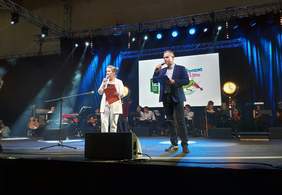 Pokaż zdjęcie: Otwarcie gali Festiwalu "Integracja malowana dźwiękiem"