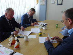 Pokaż zdjęcie: Zawarcie umowy w siedzbie Oddziału Podkarpackiego PFRON z przedstawicielami Powiatu Strzyżowskiego