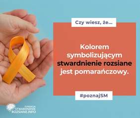 po lewej stronie: na dłonaich wstażeczka w kolorze pomarańczowym, na środjku: pomarańczowa tablica  napisem: Czy wiesz, że: kolorem symbolizującym stwardnienei rozsiane jest pomarańczowy