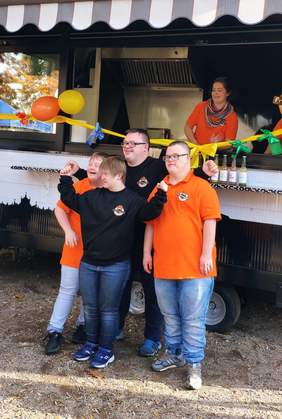 Pokaż zdjęcie: Agnieszka, Karolina, Bartek i Krystian na otwarciu 