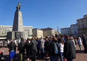 Pokaż zdjęcie: uczestnicy wydarzenia na Placu Wolności pod pomnikiem Tadeusza Kościuszko