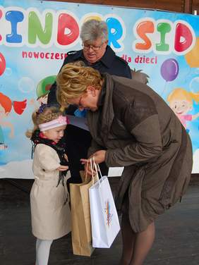 Pokaż zdjęcie: Minister Józefa Szczurek-Żelazko oraz Senator Jan Hamerski podczas wręczenia nagrody Martynce Grucy