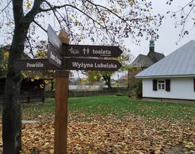 Pokaż zdjęcie: Drogowskazy w Muzeum,fot.Muzeum Wsi Lubelskiej