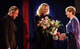 Pokaż zdjęcie: Podziękowanie dla pani Edyty Geppert za występ podczas obchodów jubileuszu XV-lecia Stowarzyszenia Kępiński Klub „Amazonki”