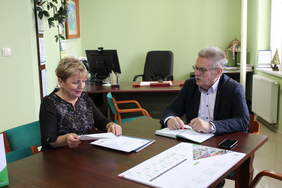 Pokaż zdjęcie: Anna Płoszaj Dyrektor ŚDS w Łęcznej, Jerzy Dębski Dyrektor Oddziału Lubelskiego PFRON