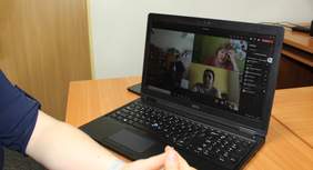 Pokaż zdjęcie: Uczestnicy podczas lekcji PFRON edukuje