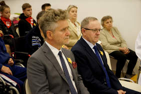 Pokaż zdjęcie: W inauguracji Pól Nadziei uczestniczył Senator Krzysztof Słoń oraz dyrektor Oddziału Świętokrzyskiego PFRON Andrzej Michalski