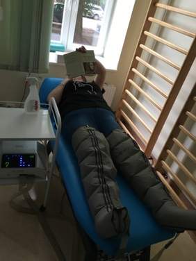 Pokaż zdjęcie: prowadzenie rehabilitacji w placówce: uczestnik projektu odbywa zabiegi specjalistyczne