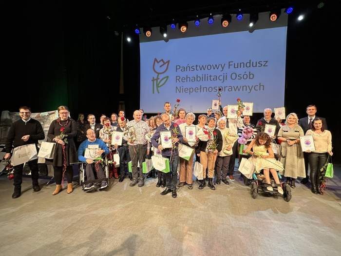 Pokaż zdjęcie: Na scenie wszyscy laureaci konkursu na okolicznościowym zdjęciu dla mediów