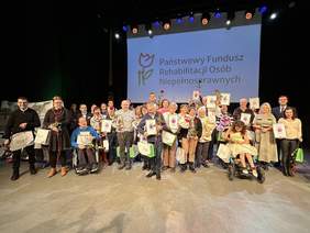 Pokaż zdjęcie: Na scenie wszyscy laureaci konkursu na okolicznościowym zdjęciu dla mediów