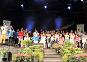 Pokaż zdjęcie: Zdjęcie grupowe wszystkich uczestników Festiwalu na scenie