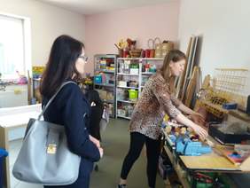 Pokaż zdjęcie: Pani Dorota Habich p.o. Prezesa Zarządu PFRON, w Zakładzie Aktywności Zawodowej "MY DLA INNYCH" w Białymstoku