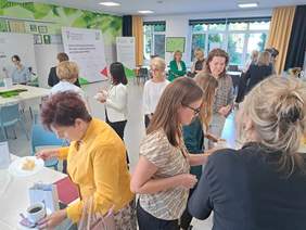 Uczestnicy otwarcia podczas rozmów i poczęstunku