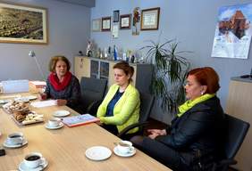 Od lewej siedzą: Dyrektor Kujawsko-Pomorskiego Oddziału PFRON - Aleksandra Gierej, pracownik Oddziału PFRON - Agnieszka Biernacka oraz Sekretarz Zarządu Głównego PZG Plenum Bożena Borowska